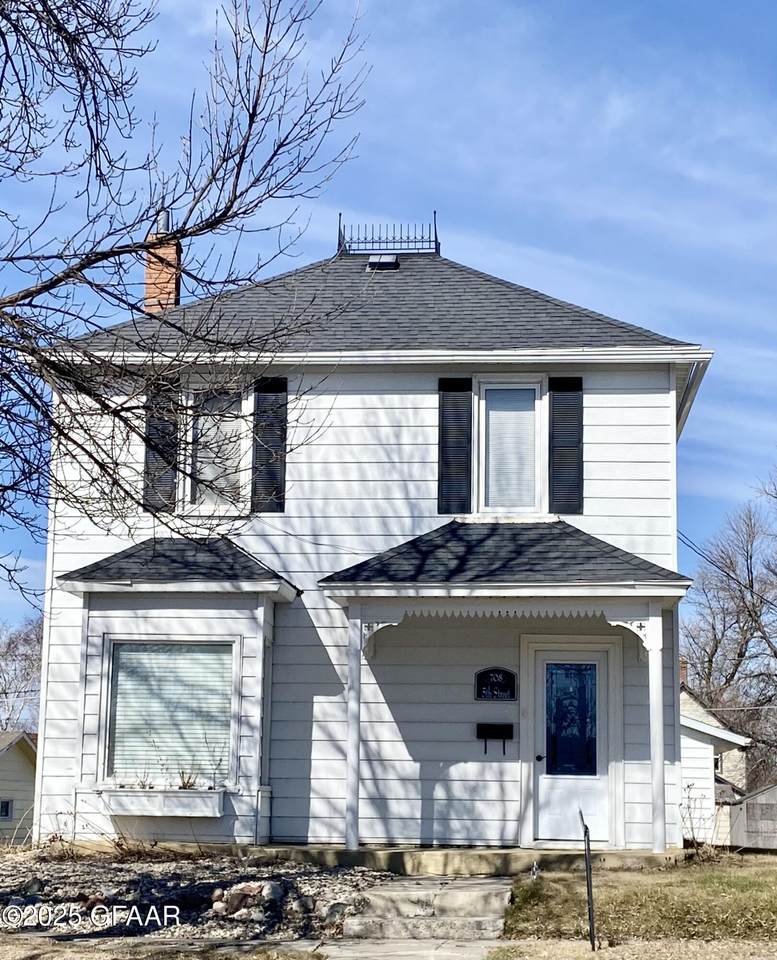708 5TH Street - Photo 1