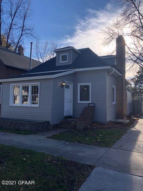 423 8TH Street - Photo 1