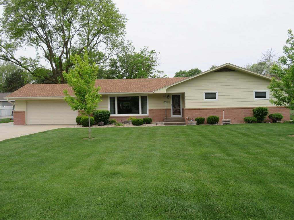 1810 Spring Rd - Photo 1