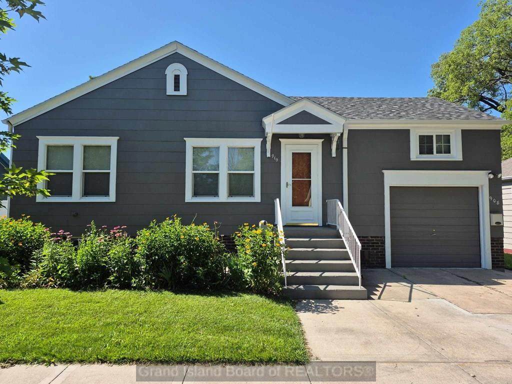 910 13th St - Photo 1