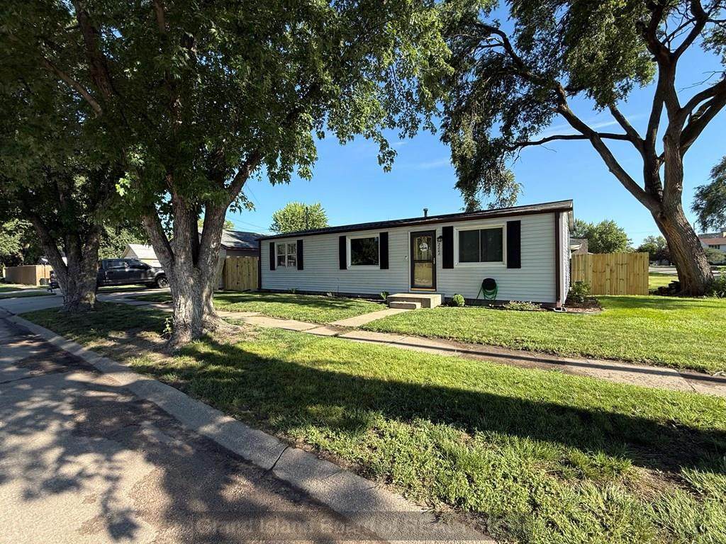 2204 5th St - Photo 1