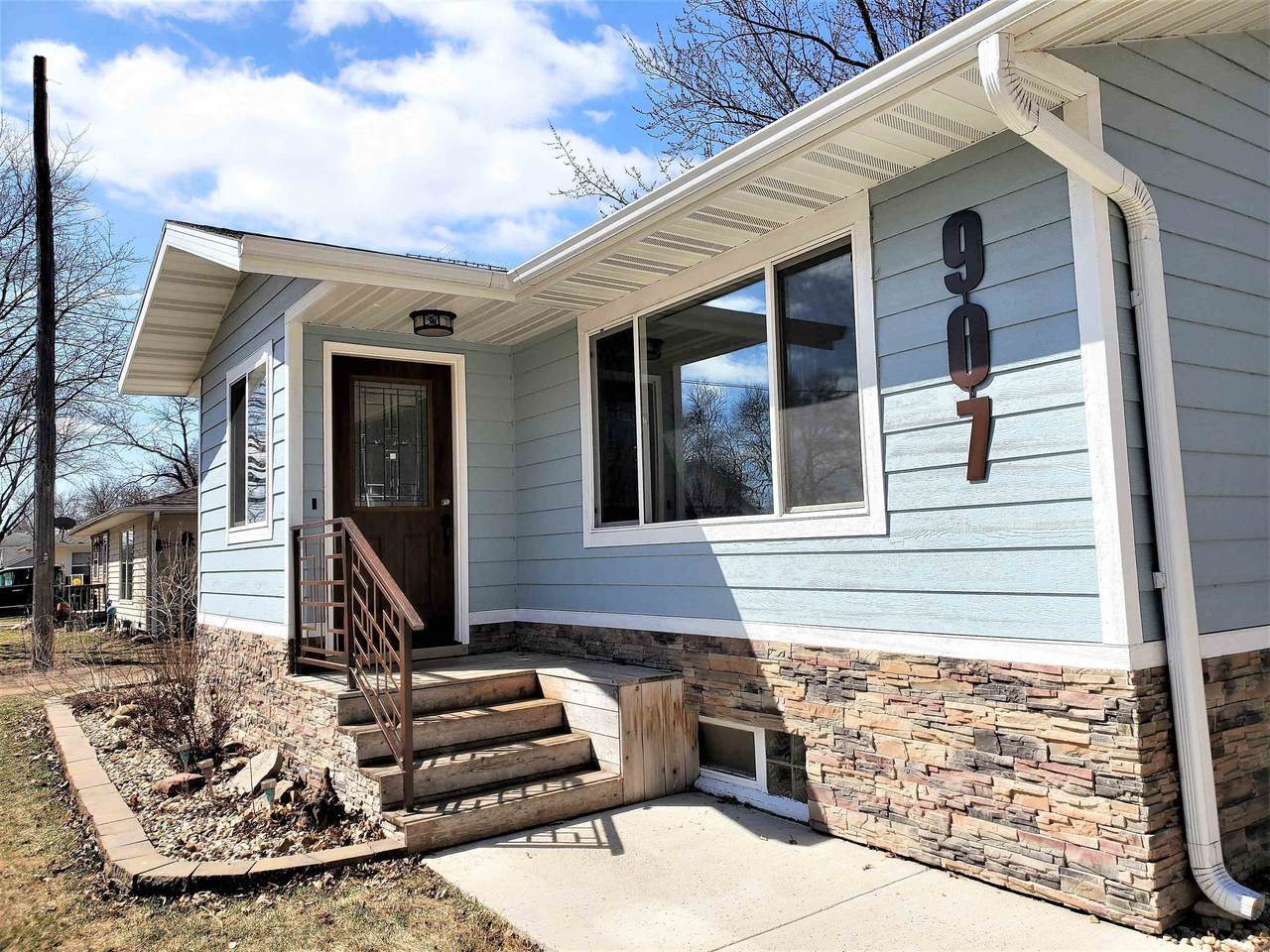 907 M Avenue - Photo 1