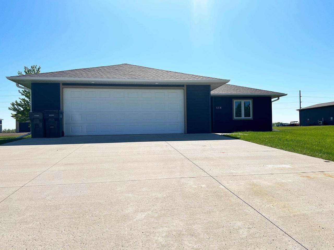 814 Lake View Drive - Photo 1