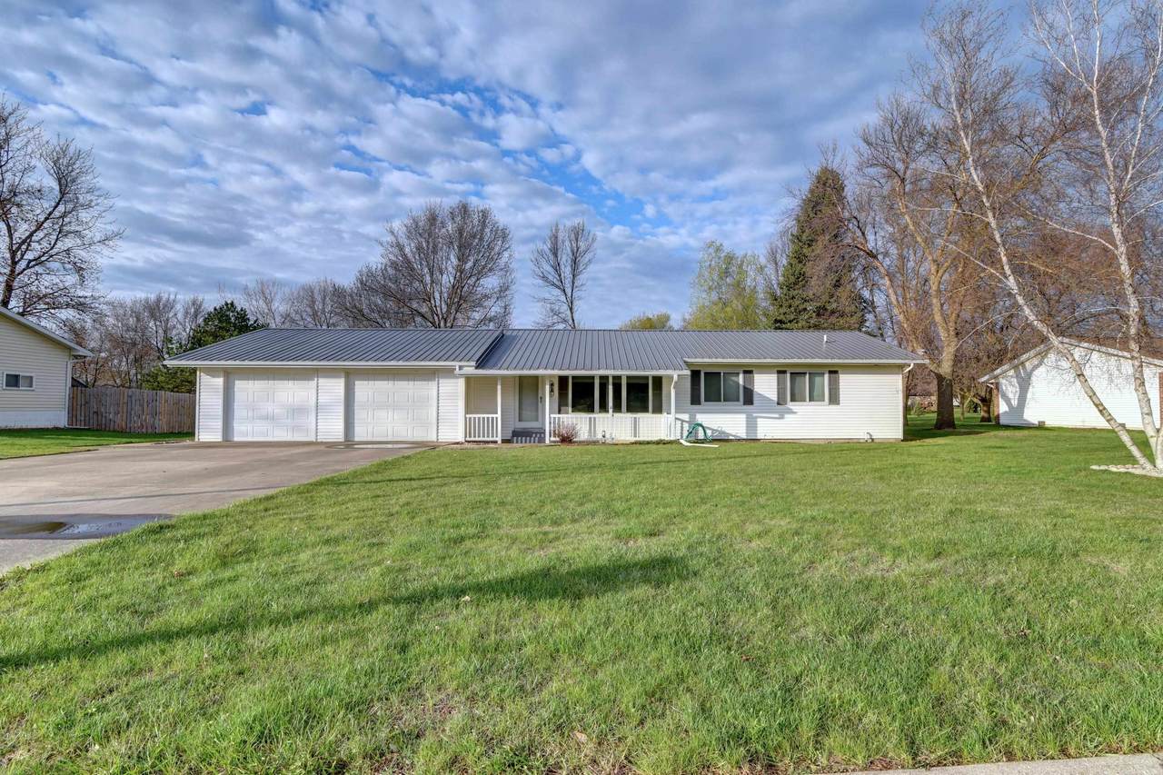 815 C Avenue - Photo 1