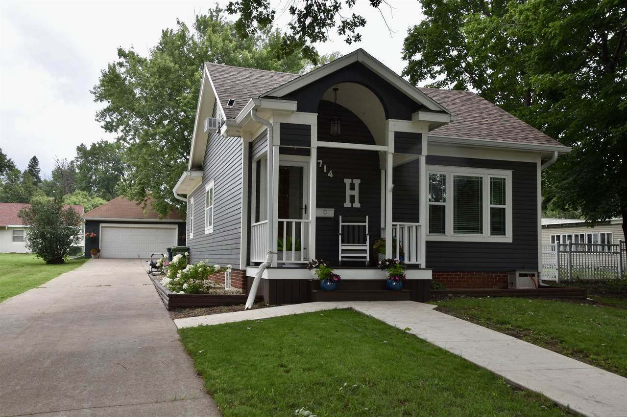 714 7th Street - Photo 1