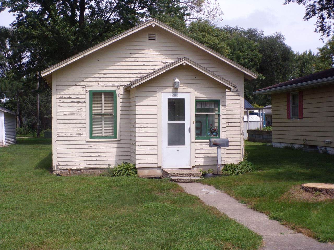 1208 8th St - Photo 1