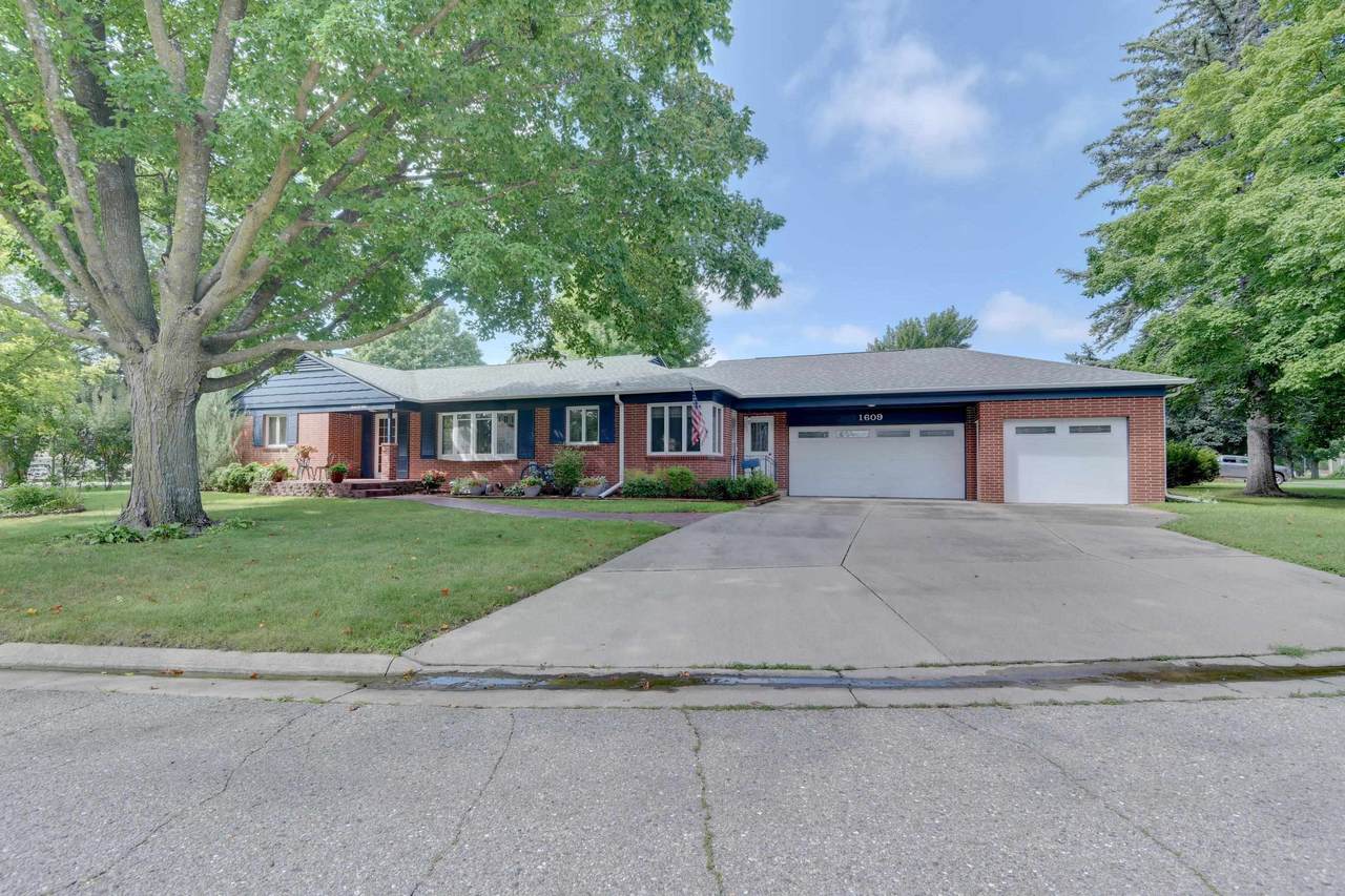 1609 Maplecrest Drive - Photo 1