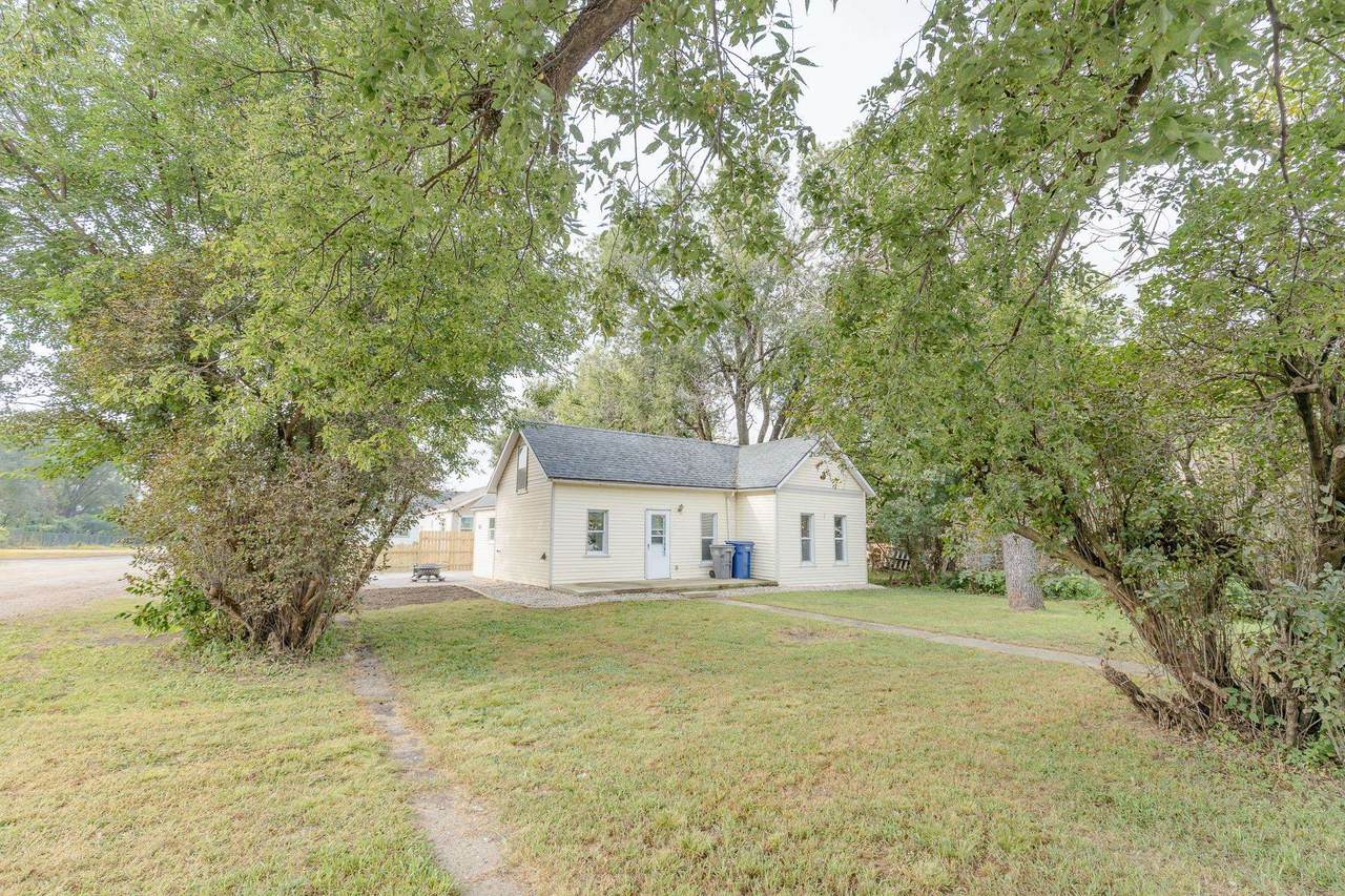 402 E Park St - Photo 1