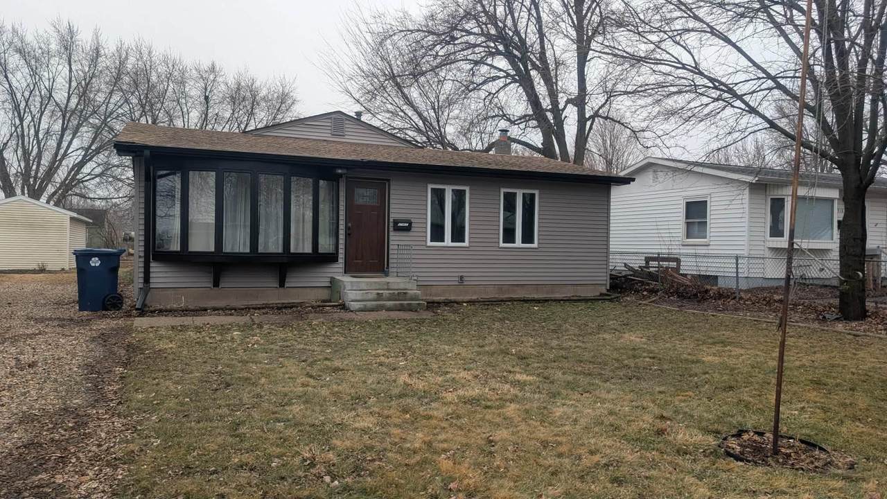 920 11th St - Photo 1