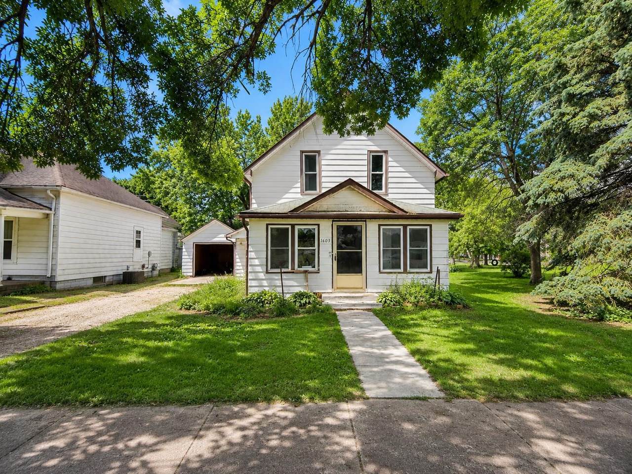 1603 Gowrie Street - Photo 1