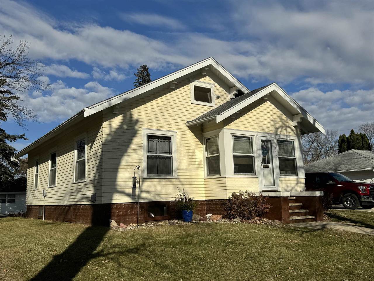 612 11th St - Photo 1