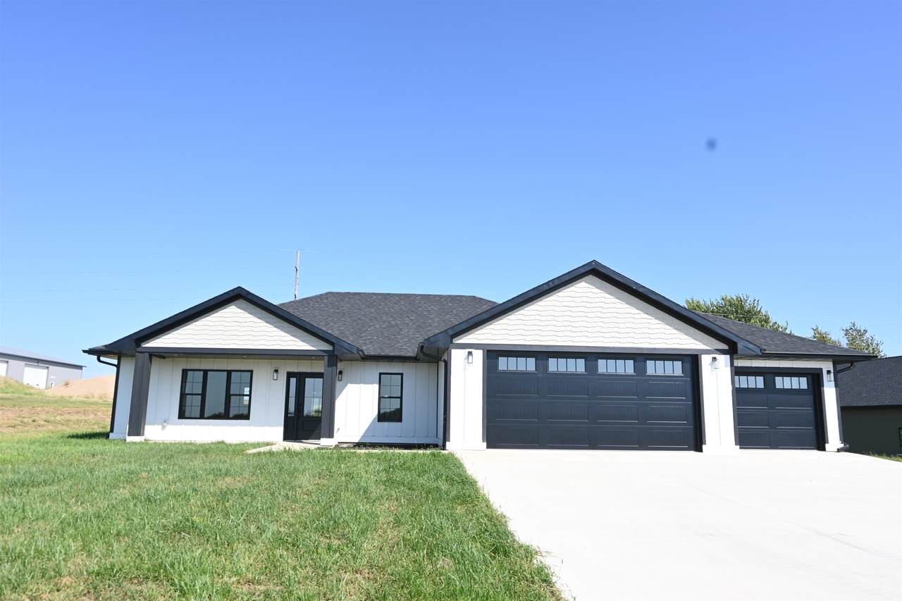 210 Robin Lane - Photo 1