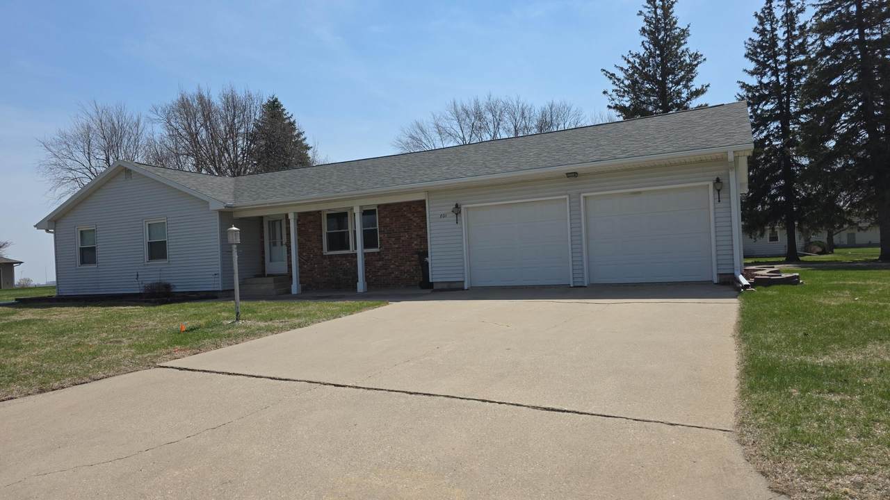801 Maple Drive - Photo 1