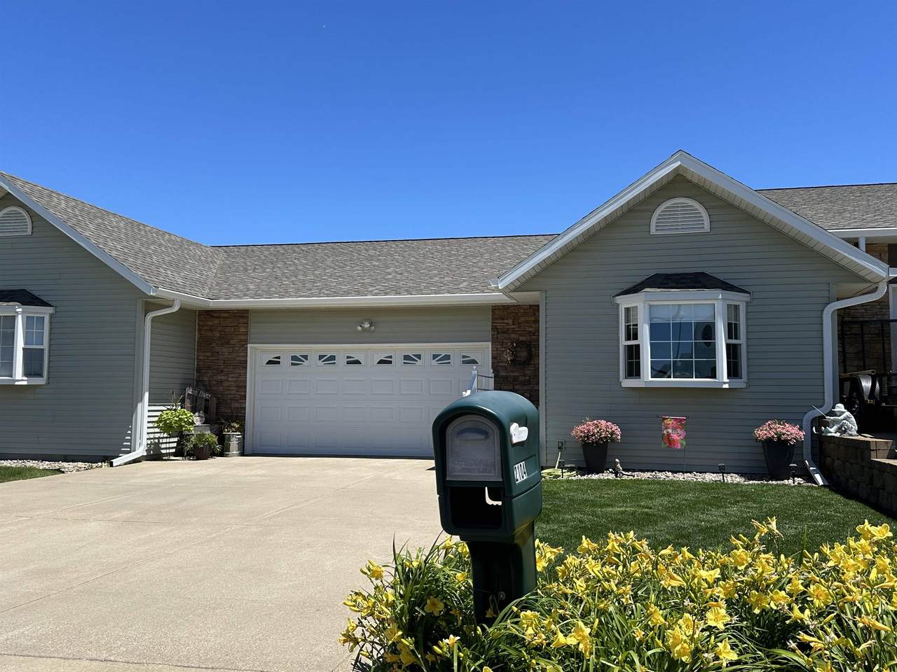 2104 M Avenue - Photo 1