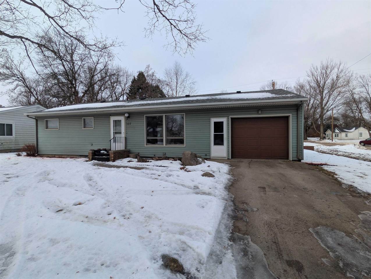 107 Lincoln Street - Photo 1