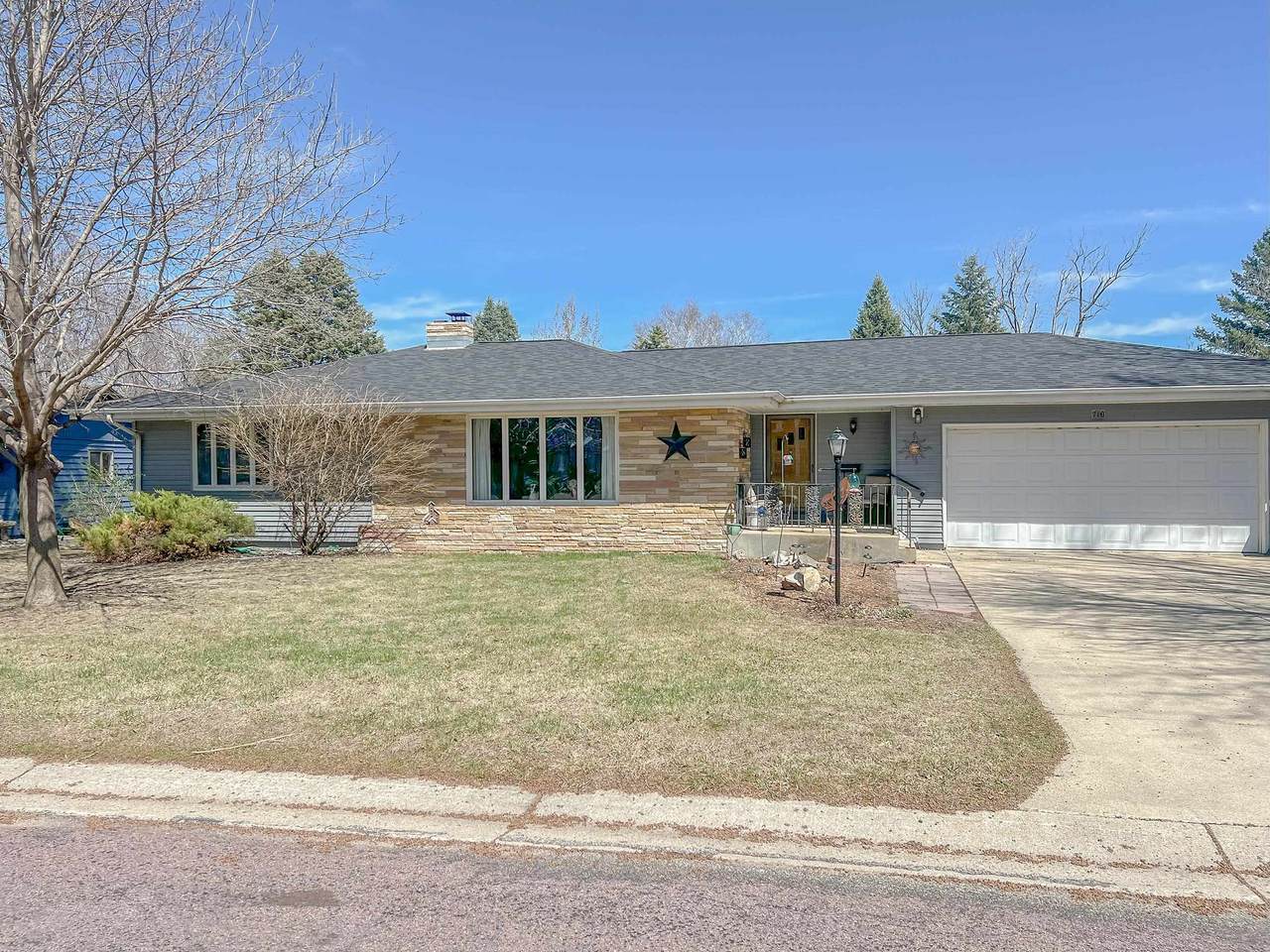 710 Ithaca Avenue - Photo 1