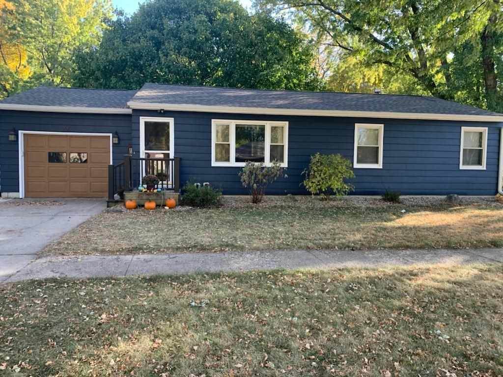 906 15TH Street - Photo 1