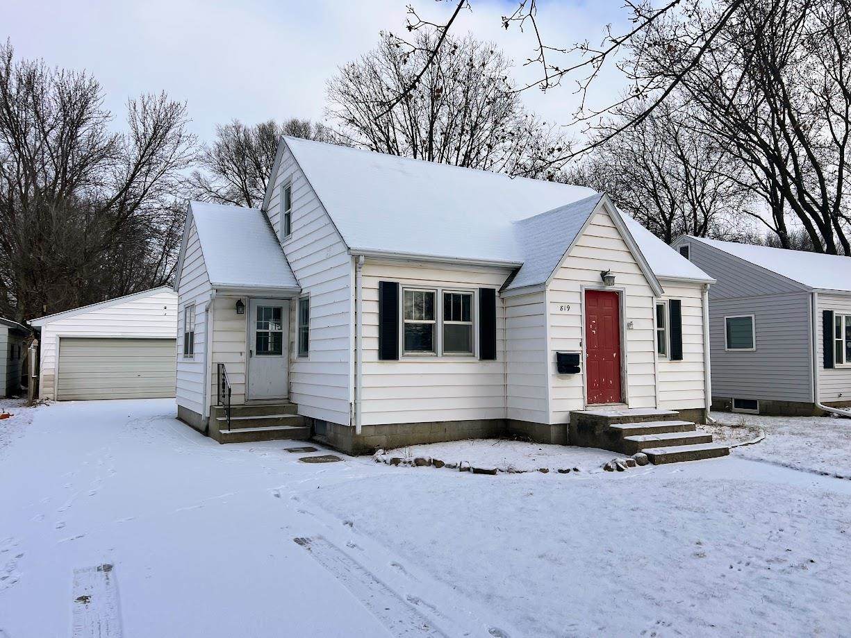 819 7Th Street - Photo 1