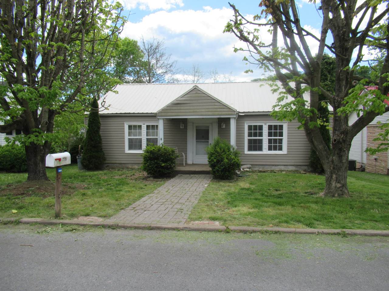 779 Maple Ave - Photo 1