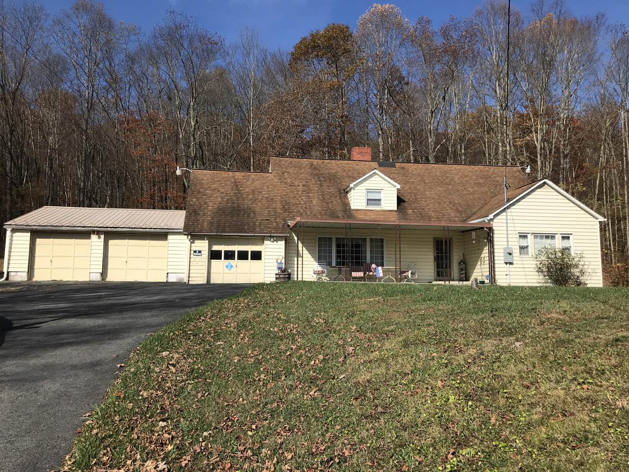 742 Sewell St - Photo 1