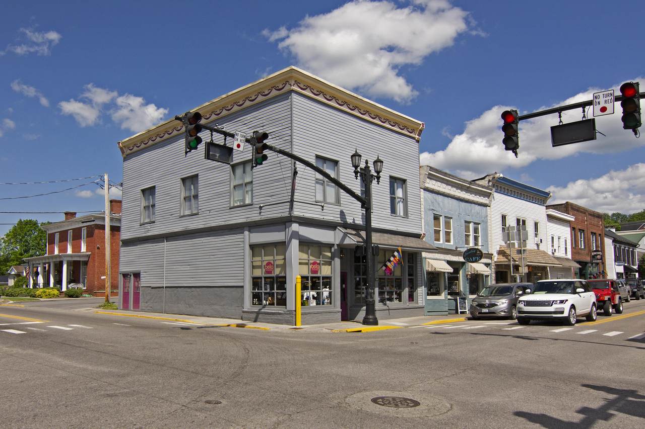 1017 Washington Street East - Photo 1