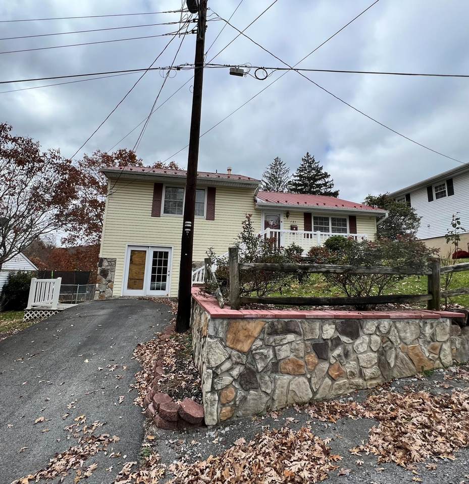 385 Walker St - Photo 1