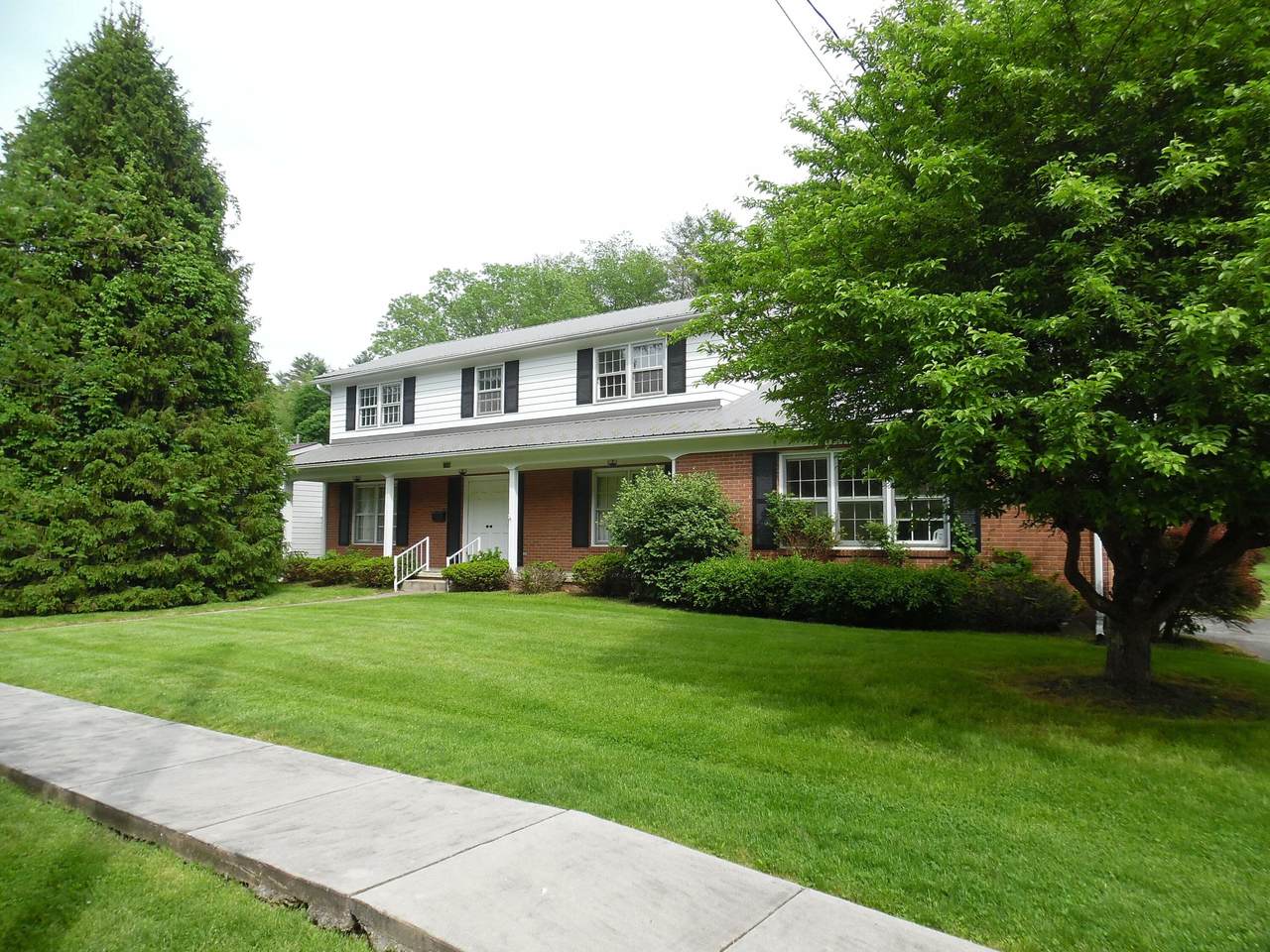 1109 10th Ave - Photo 1