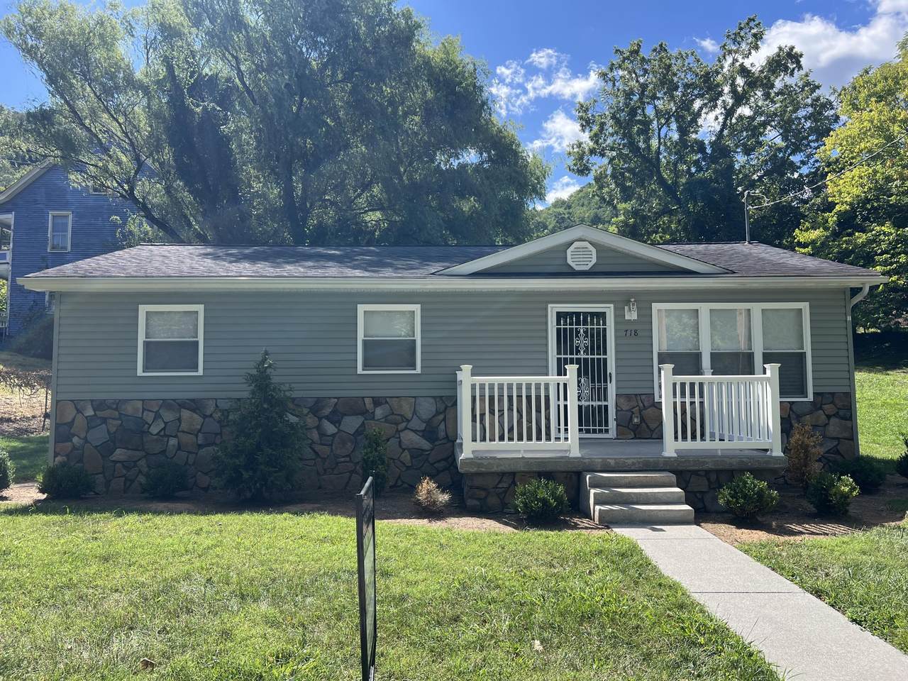 718 Summers St - Photo 1