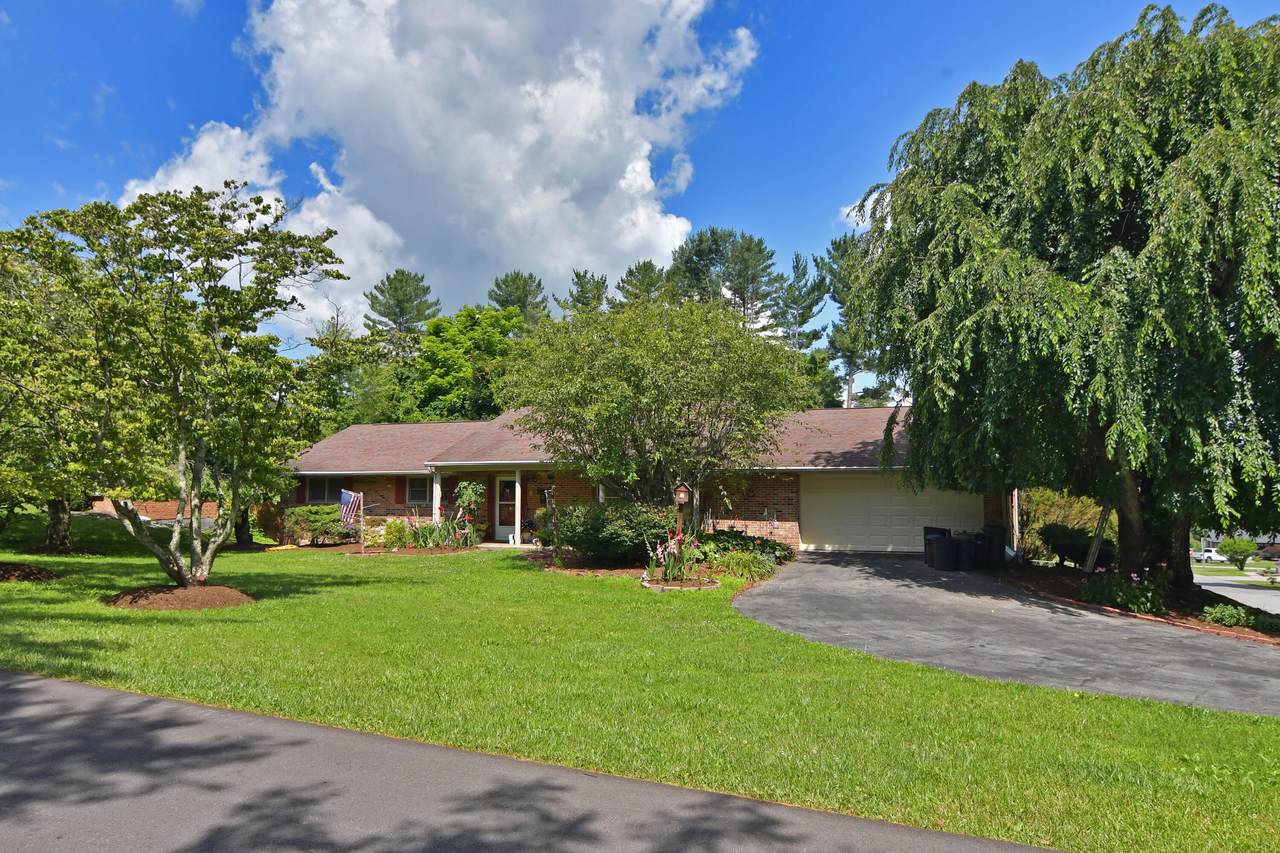 233 Summit Ave - Photo 1