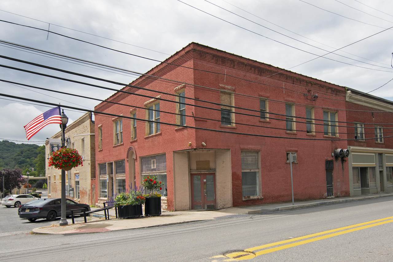 169 W Main St, Ronceverte, WV 26426