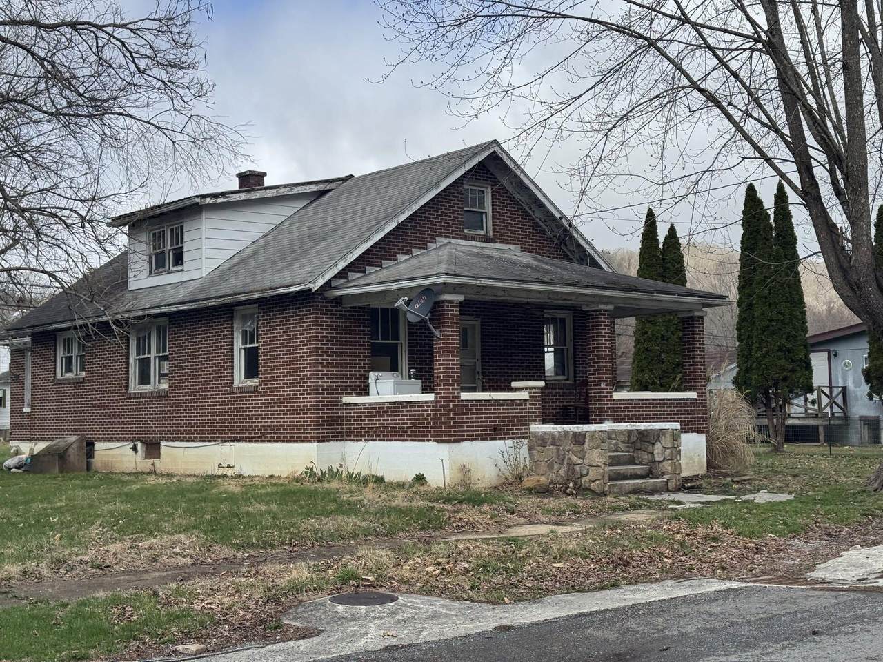1114 Third Ave - Photo 1