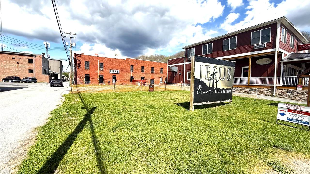 213 8th St - Photo 1