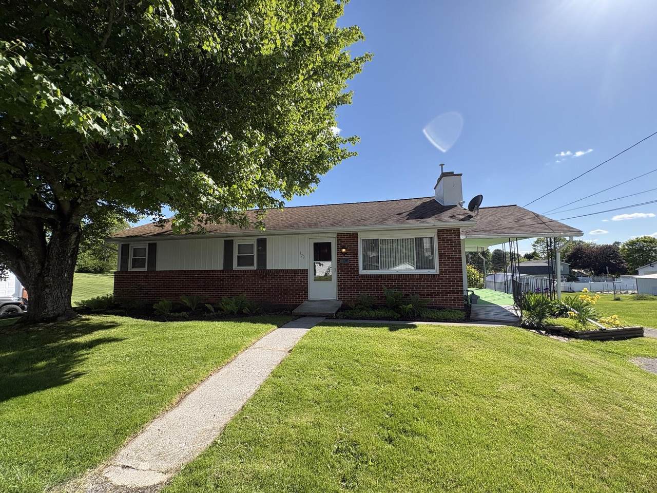 470 Baker St - Photo 1