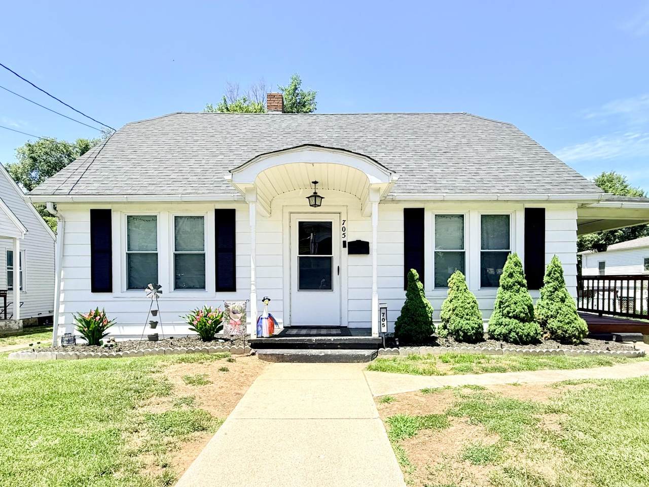 705 Westview - Photo 1