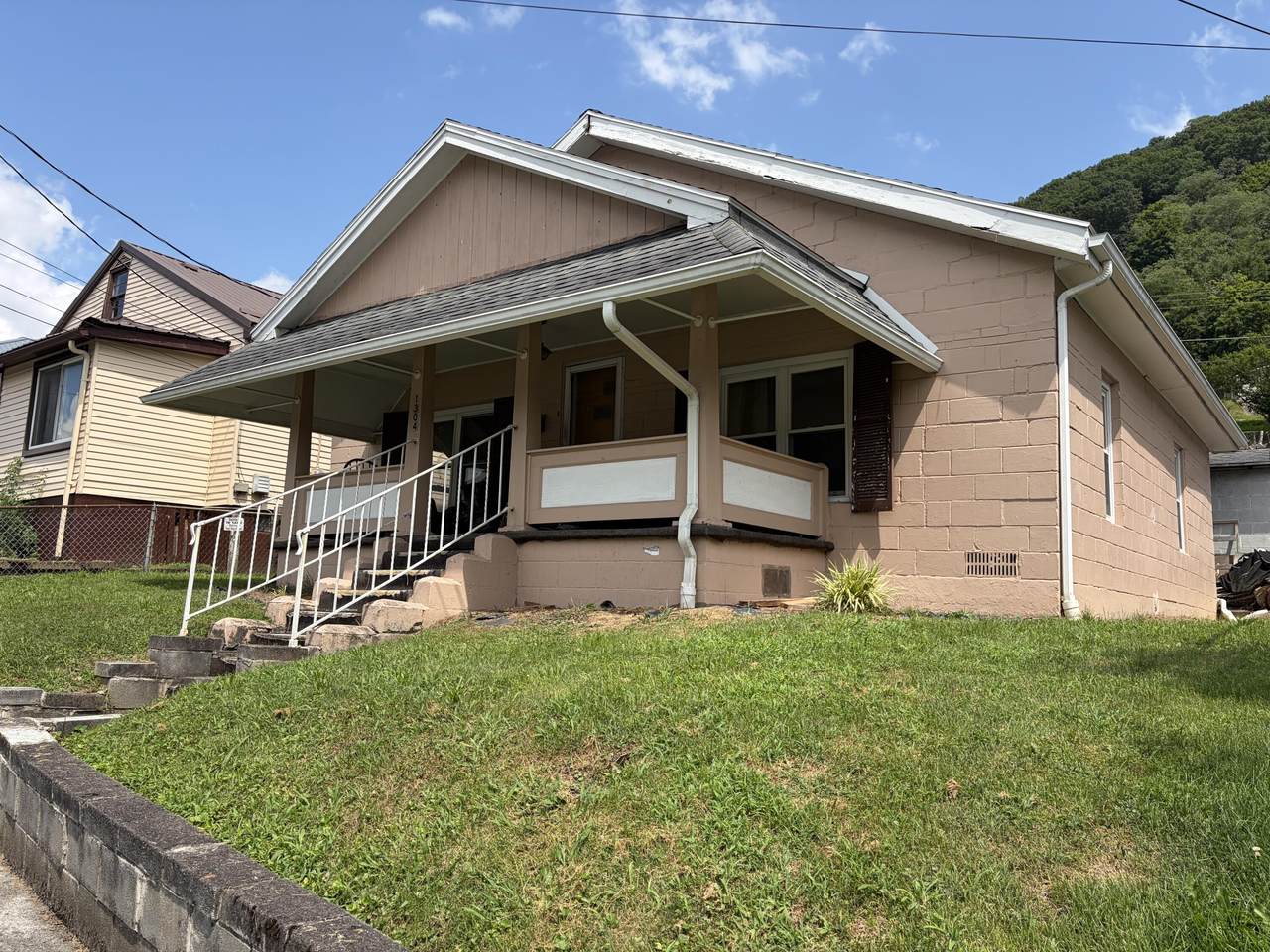 1304 Summers St - Photo 1