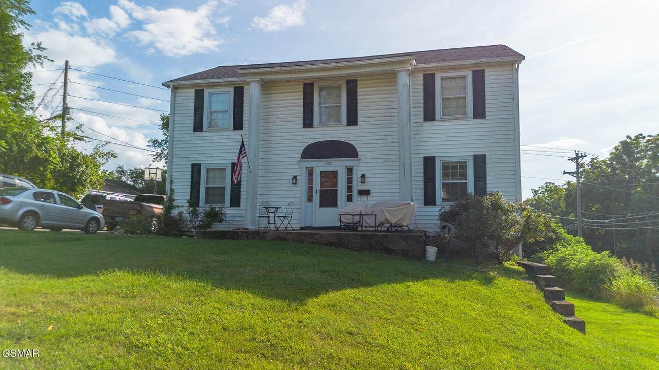 1905 Walnut Ave - Photo 1