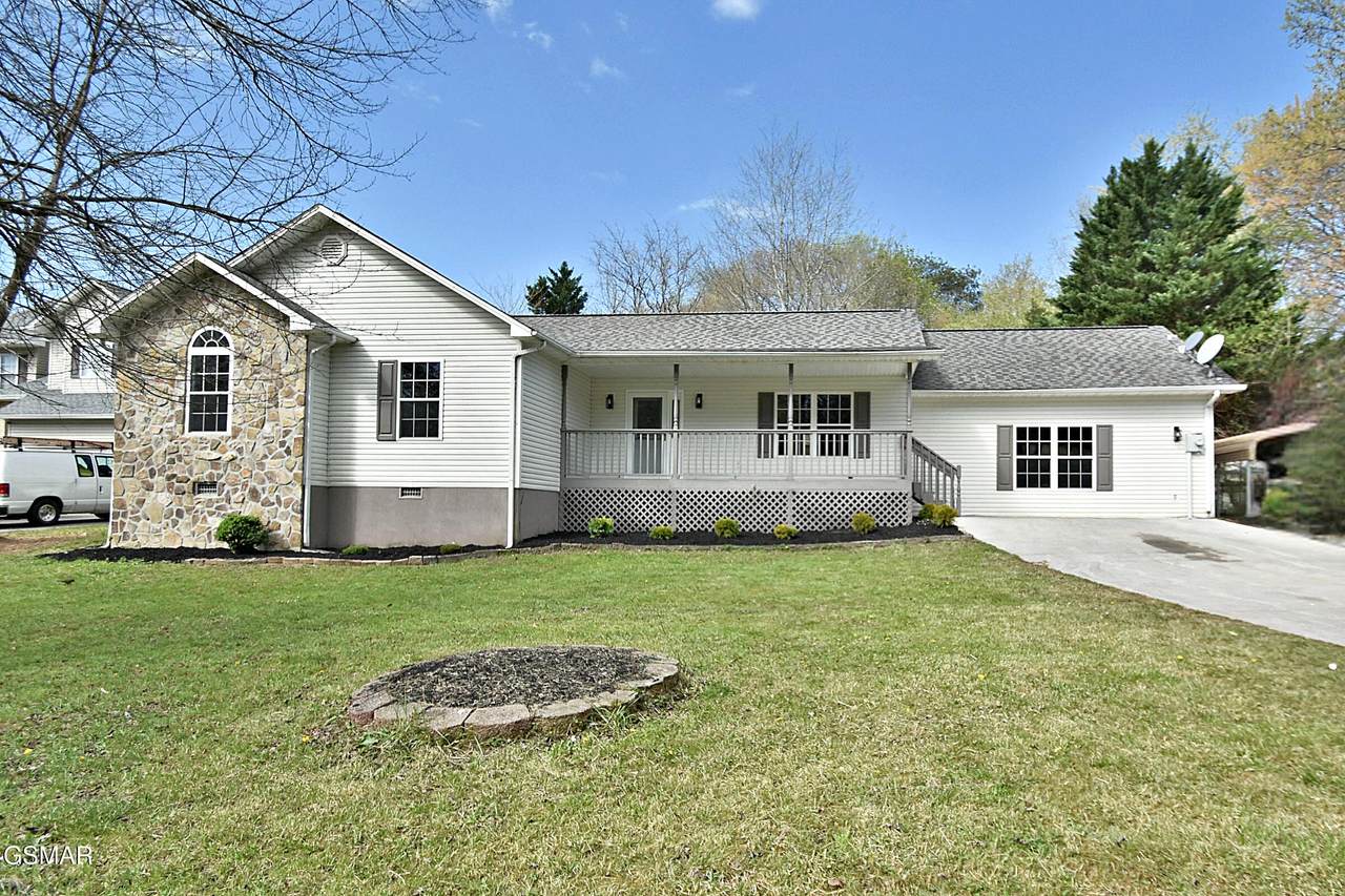 2913 Village Lane - Photo 1