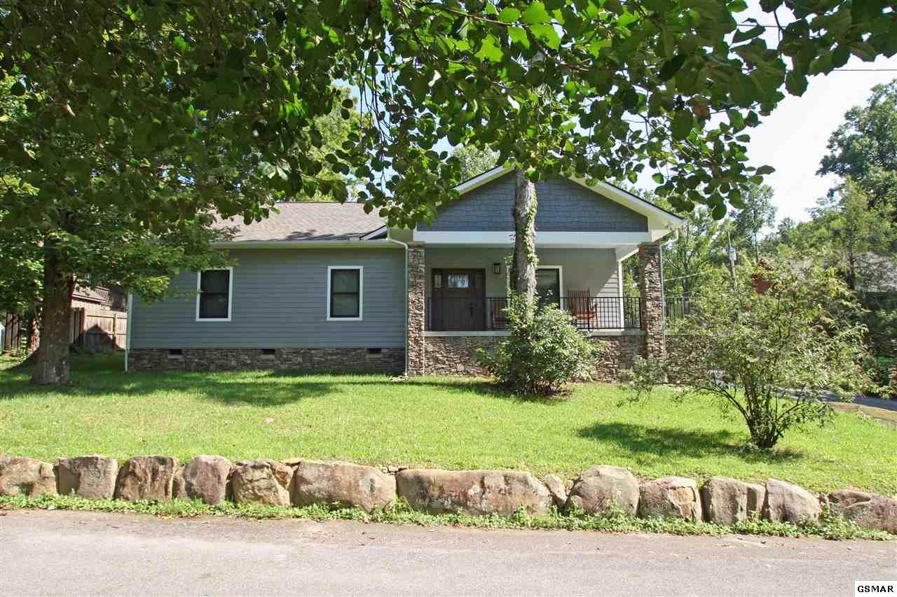 725 Dogwood Ln - Photo 1