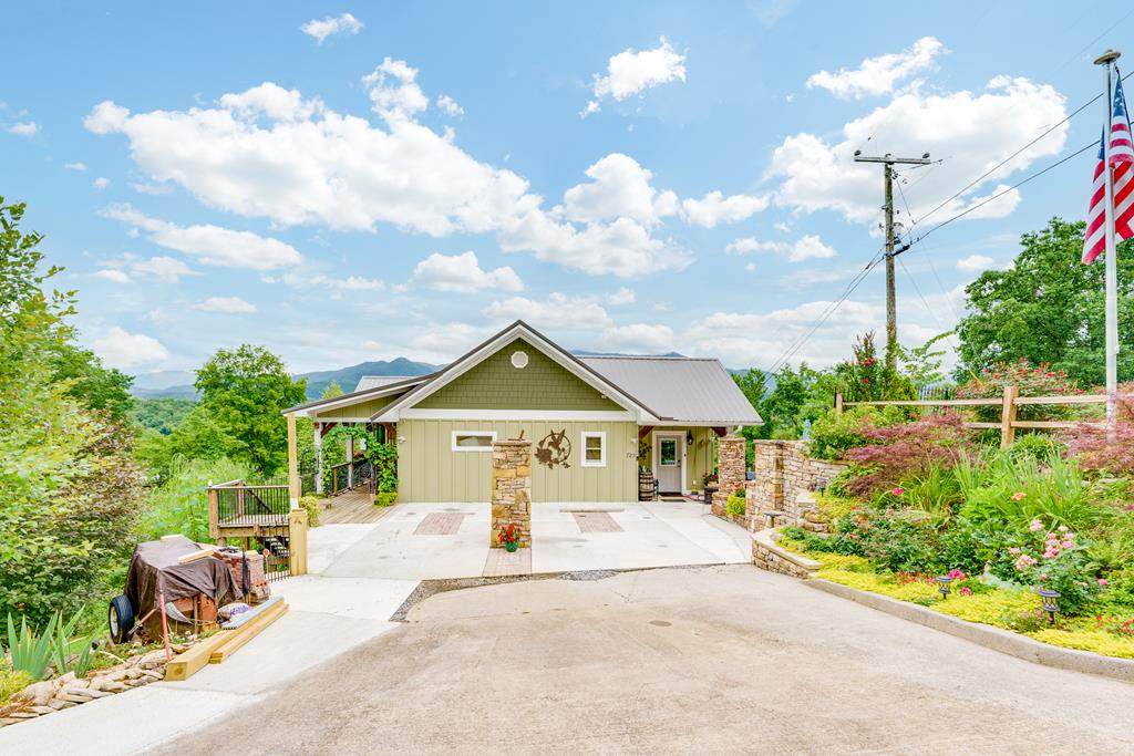 723 Deerfoot Dr - Photo 1