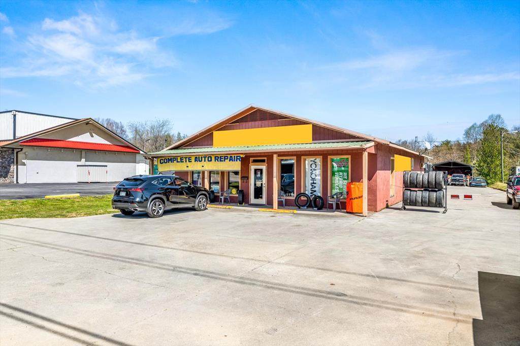 1421 Winfield Dunn Parkway - Photo 1