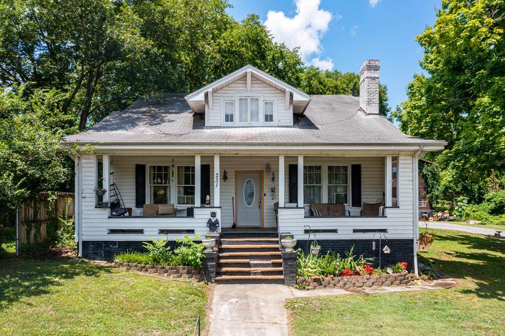 231 Woodlawn Ave - Photo 1
