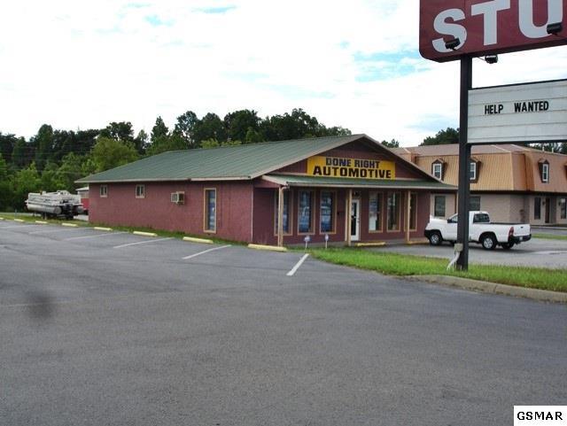 1421 Winfield Dunn Pkwy - Photo 1