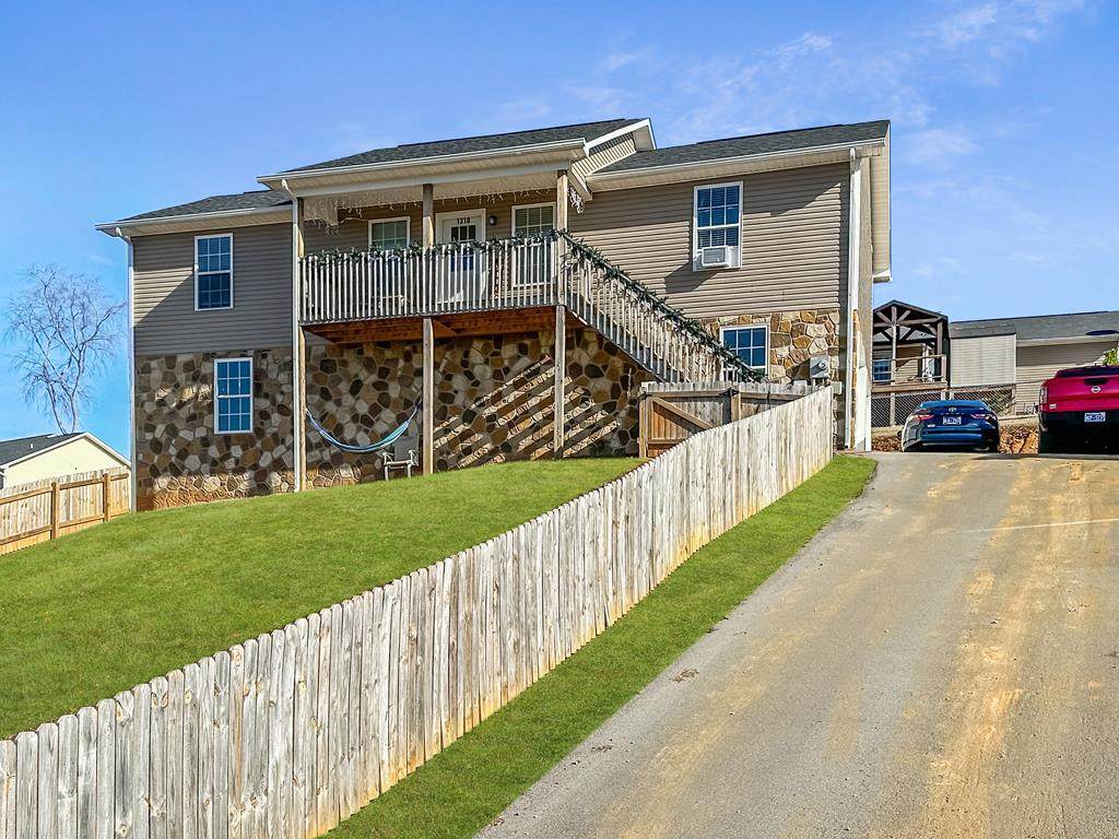 1318 Lauren Dr - Photo 1