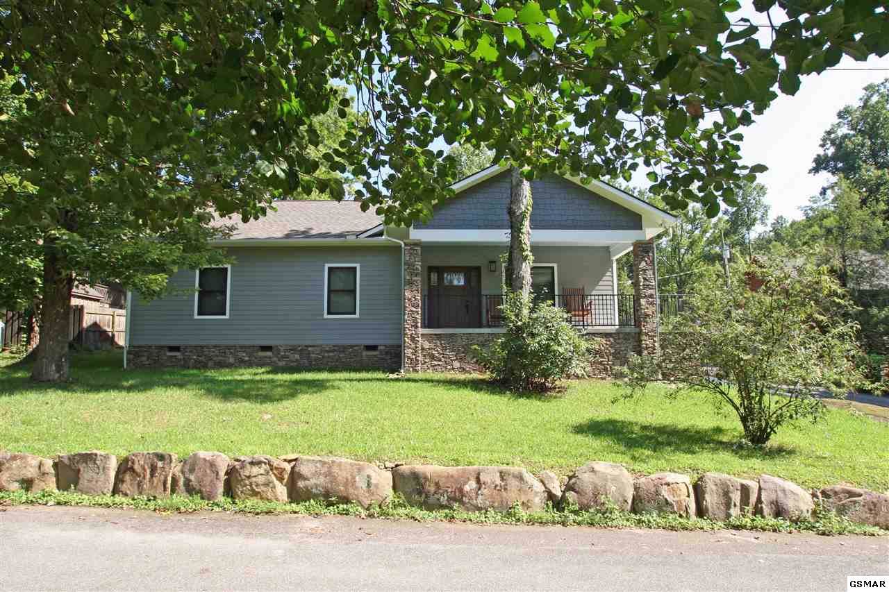 725 Dogwood Ln - Photo 1