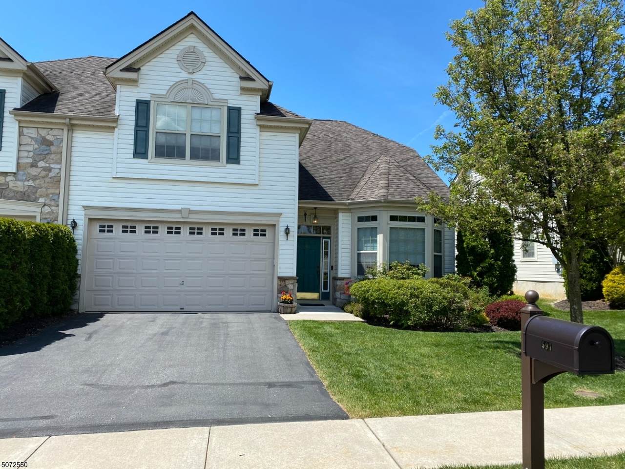 597 Edward St - Photo 1