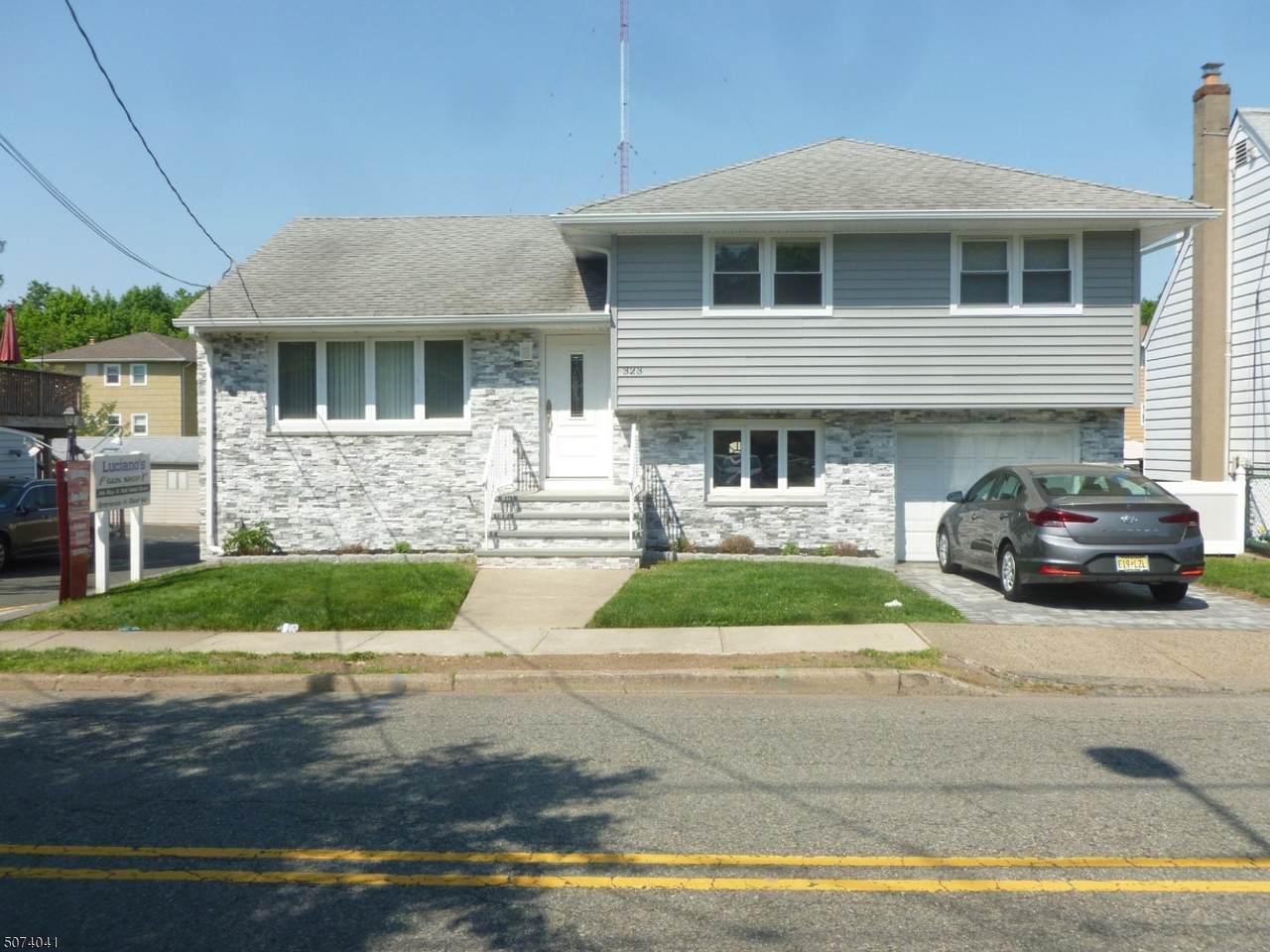 323 Garibaldi Ave - Photo 1