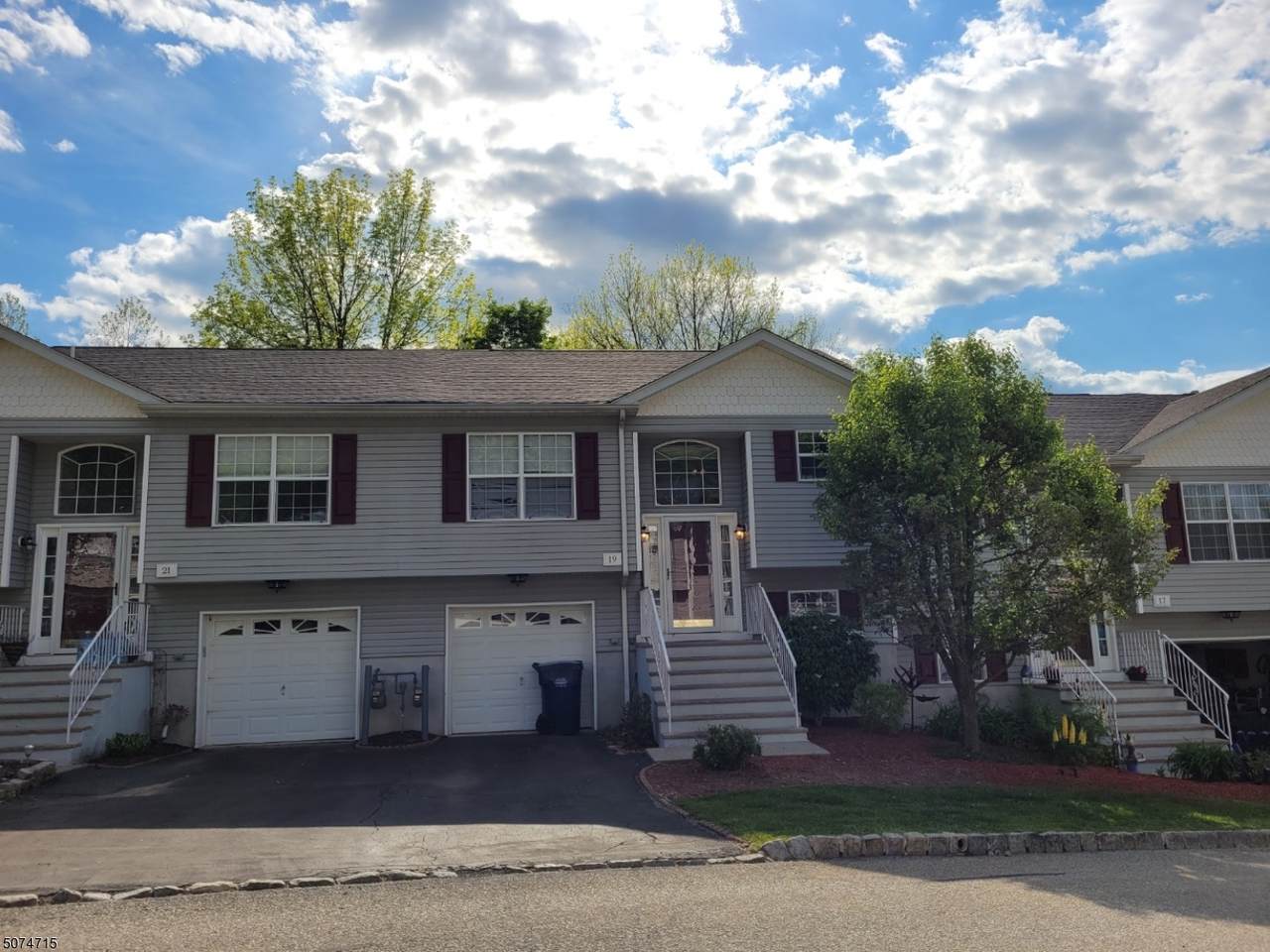 19 Oak Point Dr - Photo 1