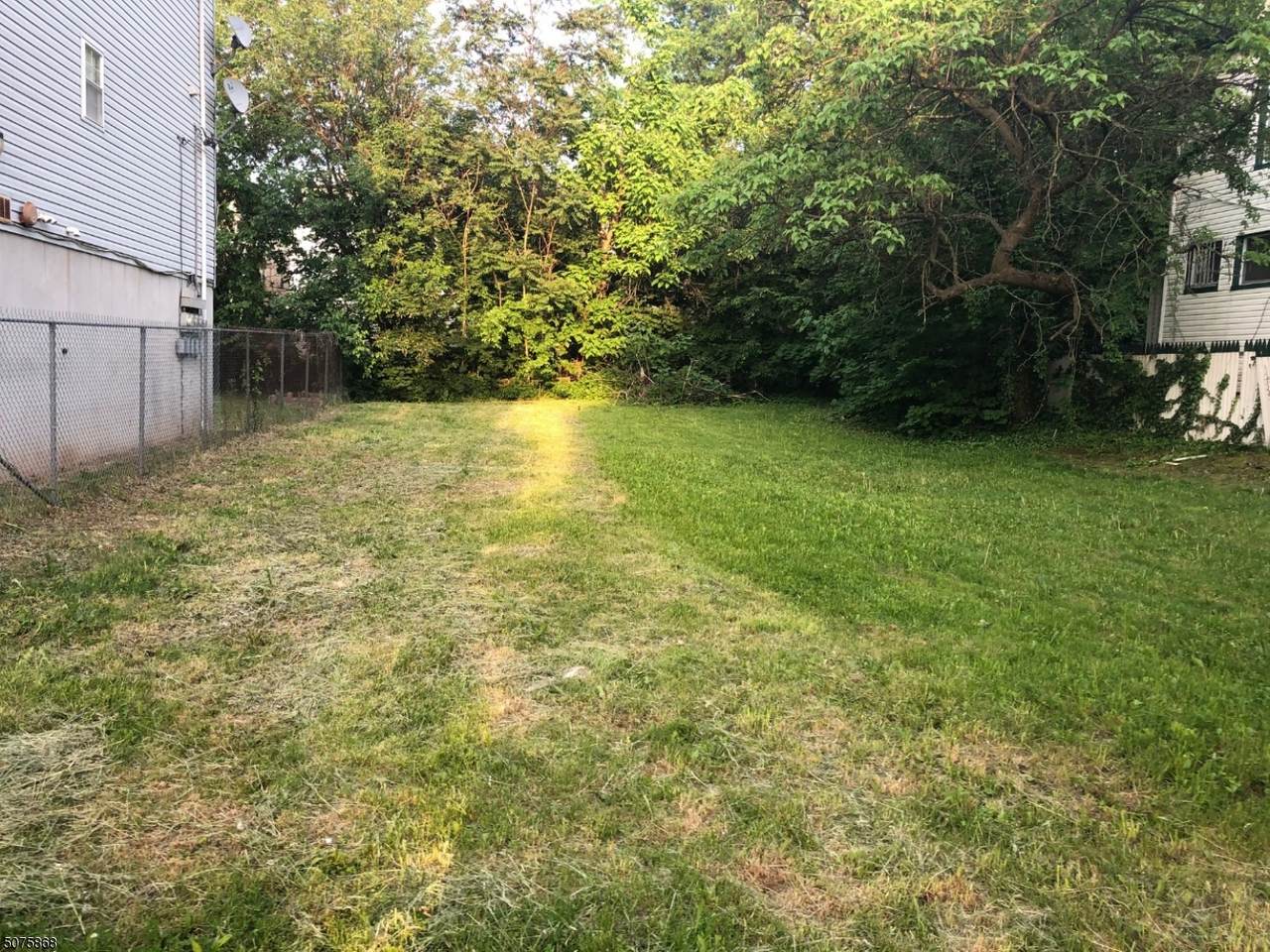 26 Van Ness Pl - Photo 1