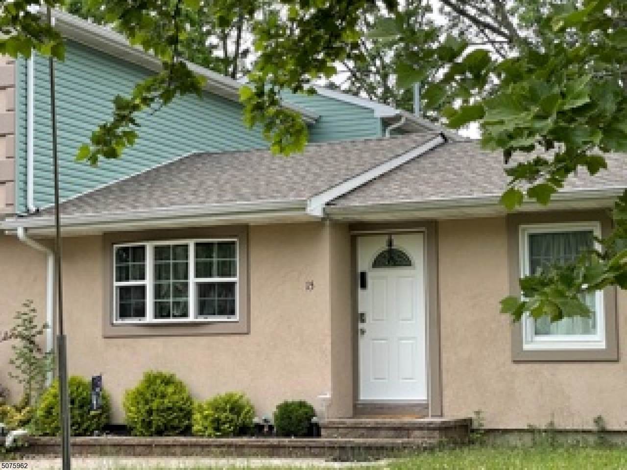 15 Woodlark Rd - Photo 1