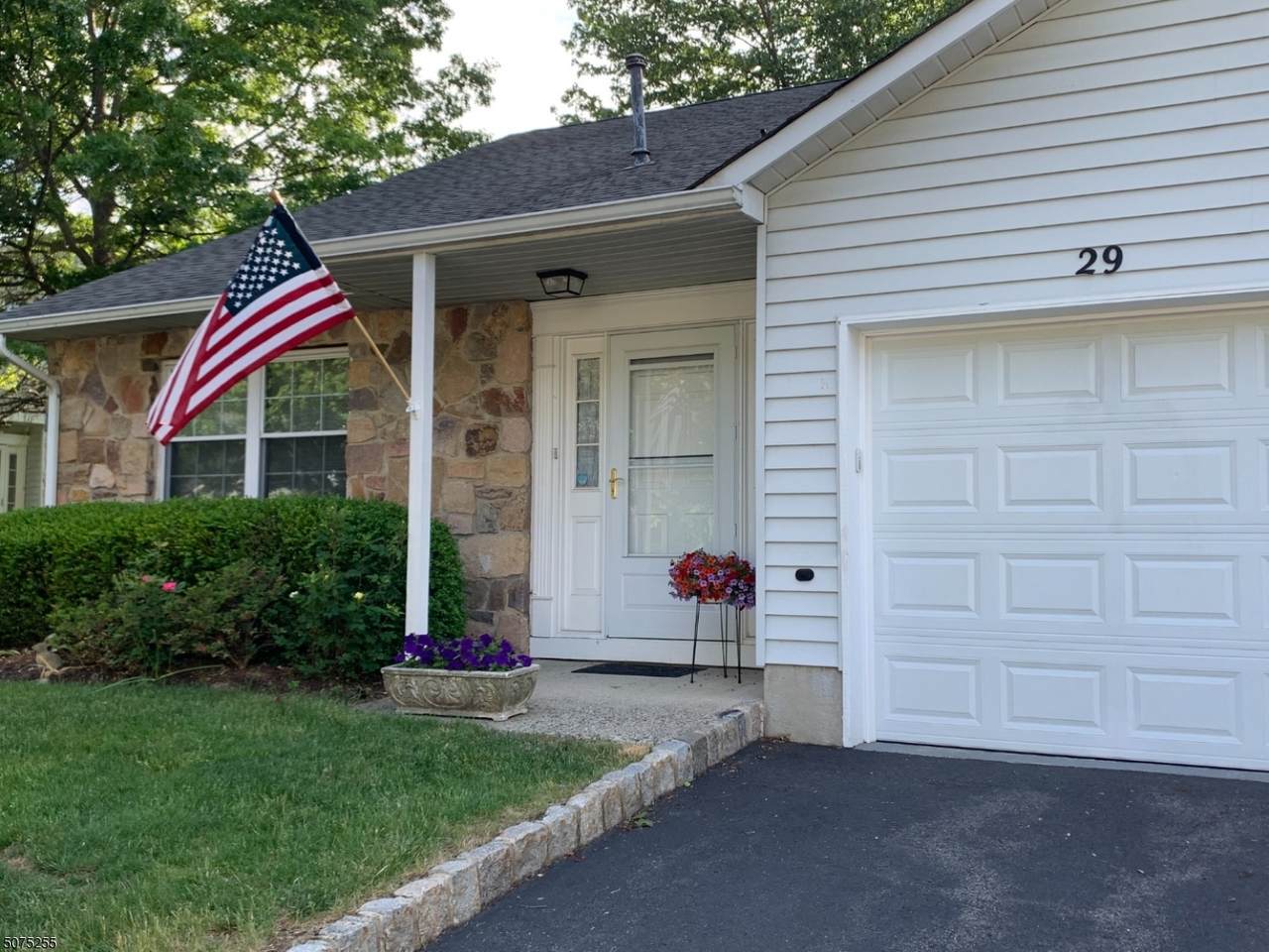 29 Coachlight Dr - Photo 1